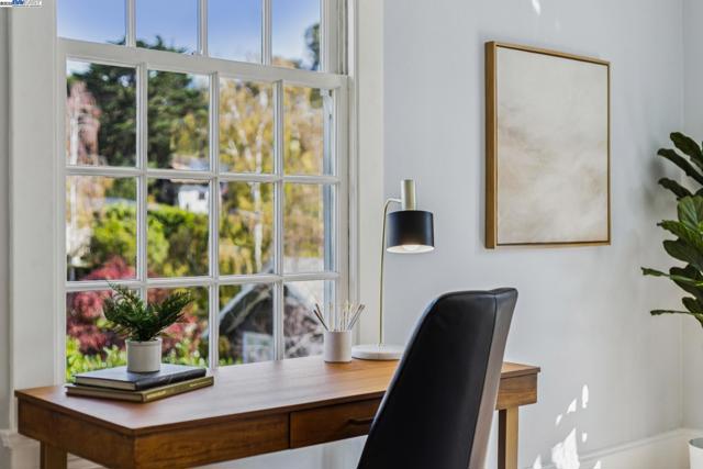 5811 Romany, Oakland CA: https://media.crmls.org/mediaz/17ccbb94-a379-4440-937a-4a6ca19d9c9a.jpg