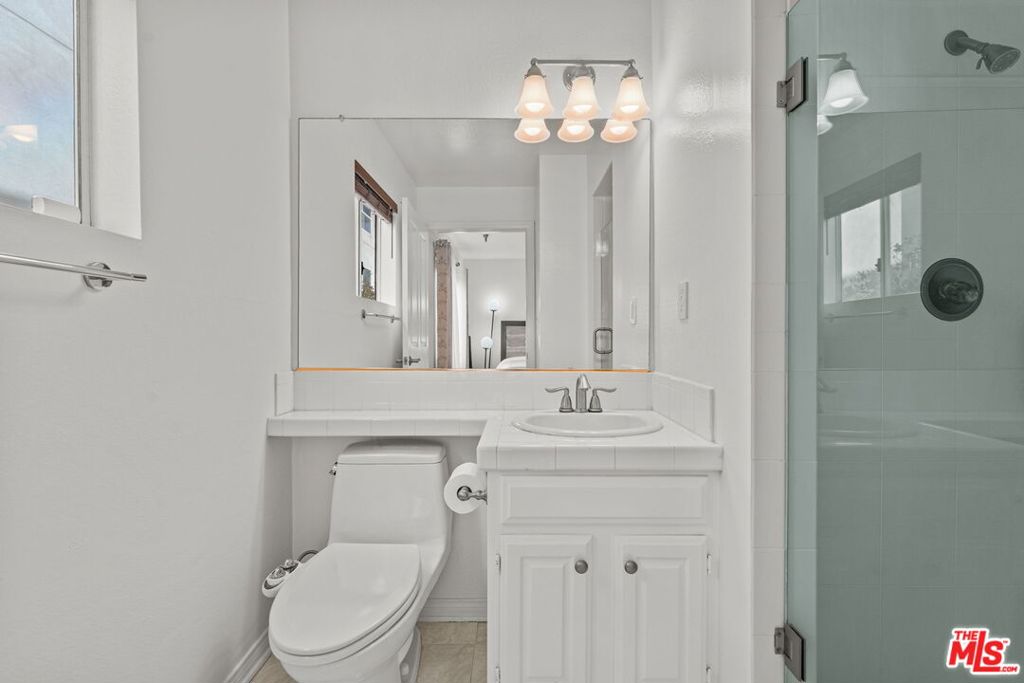 https://media.crmls.org/mediaz/17ccc00e-0179-467f-ae70-f55883792759.jpg?preset=X-Large