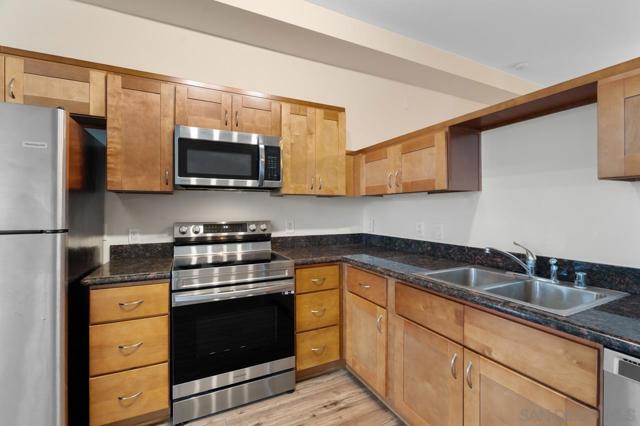 889 Date St, San Diego CA: https://media.crmls.org/mediaz/17cd6837-edd3-4c1c-8b37-f695a9848293.jpg