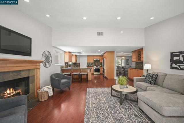 84 Tumbleweed Ct, San Ramon CA: https://media.crmls.org/mediaz/17cdb31b-43e4-4bfb-b8ad-8da7d9f7134a.jpg