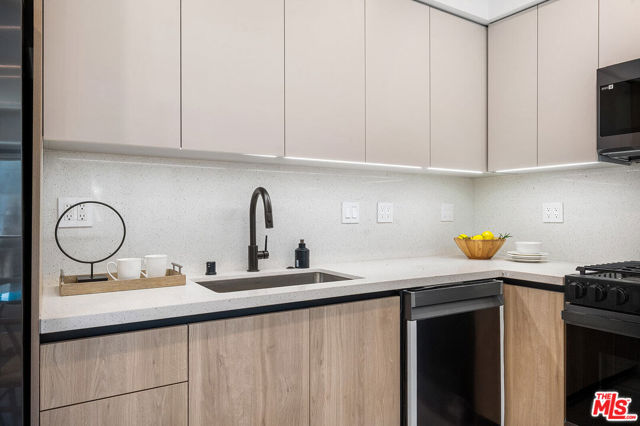 1016 N Martel Avenue, West Hollywood CA: https://media.crmls.org/mediaz/17cdb4a2-ee93-49ac-95d1-4d7149413ef9.jpg