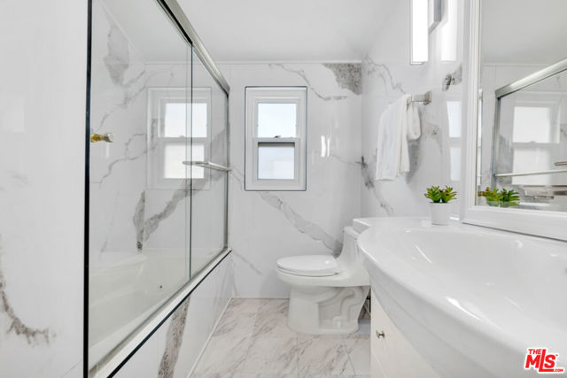418 N Bowling Green Way, Los Angeles CA: https://media.crmls.org/mediaz/17ce17da-dc10-4d49-9ce3-639ea8ae5628.jpg