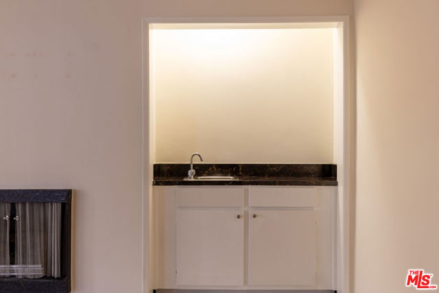 1033 6TH Street, Santa Monica CA: https://media.crmls.org/mediaz/17ce4e2f-0cbc-430c-a63d-8f5425336a6f.jpg