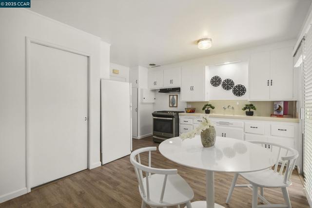 884 Juanita Dr, Lafayette CA: https://media.crmls.org/mediaz/17ce73fe-1bad-438f-ba44-a2f61dfb0fe2.jpg