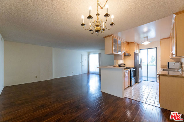 5330 Zelzah Avenue, Encino CA: https://media.crmls.org/mediaz/17cf4285-fee4-4fcd-bcb3-f5a488113d55.jpg