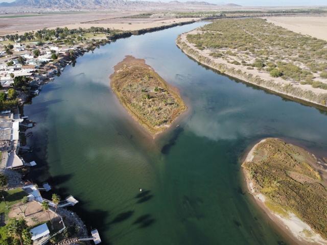 5682 Colorado River Road, Blythe CA: https://media.crmls.org/mediaz/17d03577-b41b-4df5-83a5-0f78a423e402.jpg