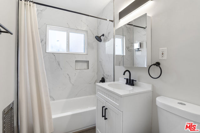 1411 Innes Place, Venice CA: https://media.crmls.org/mediaz/17d116af-9c83-4ebd-9315-3fe5aabd49da.jpg