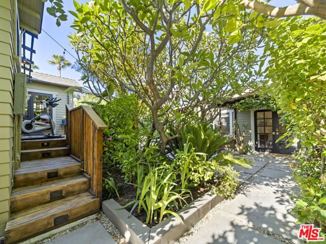 1528 N Curson Avenue, Los Angeles CA: https://media.crmls.org/mediaz/17d203e3-47f9-483e-bf43-dfb2ba07deb5.jpg