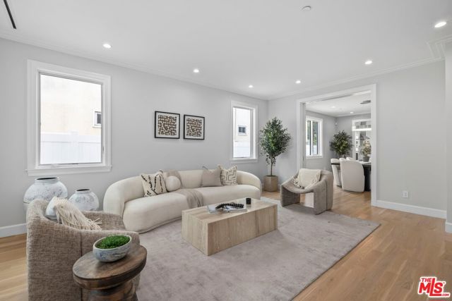 633 N Formosa Avenue, Los Angeles CA: https://media.crmls.org/mediaz/17d298c5-3417-4cef-a1b6-6f9e20e22e00.jpg