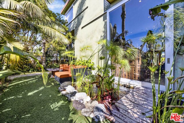 2336 Boone Avenue, Venice CA: https://media.crmls.org/mediaz/17d2a6a5-0593-4960-b9e5-d21e7aa6ba23.jpg