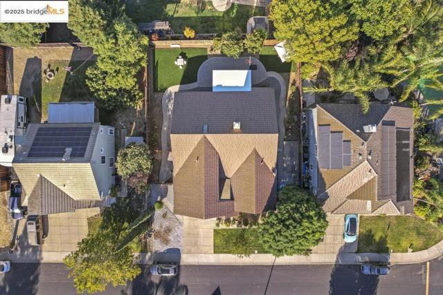 1030 Orchid Dr, Brentwood CA: https://media.crmls.org/mediaz/17d4c345-d2a3-46b9-b7fc-6dbffae2aa35.jpg