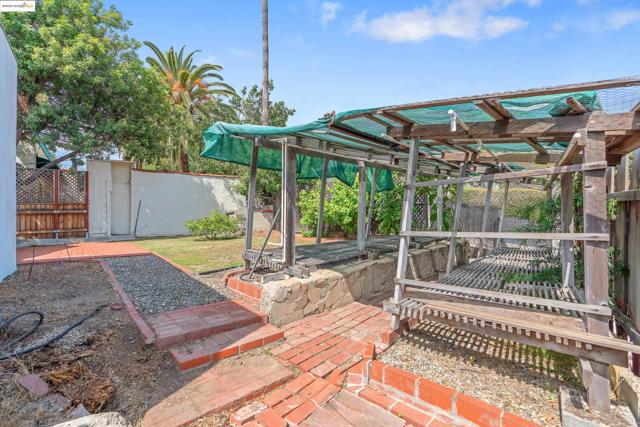 1136 S Ridgeley, Los Angeles CA: https://media.crmls.org/mediaz/17d4ff3b-0b2e-4084-8256-27bc4162fdeb.jpg