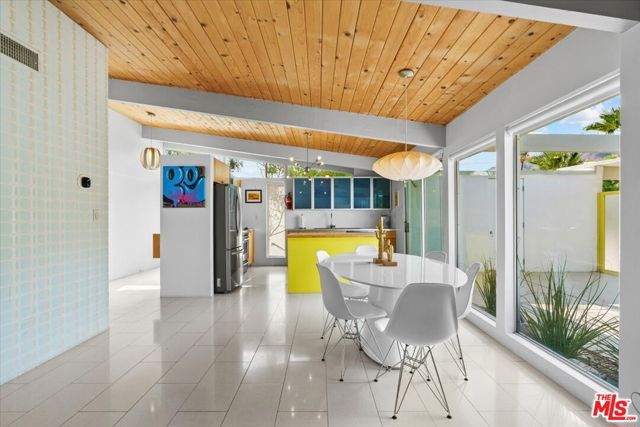 888 E Janet Circle, Palm Springs CA: https://media.crmls.org/mediaz/17d51753-dead-4f85-bf07-ba510164ae60.jpg