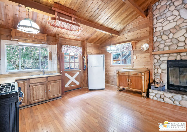 6307 Cedar Court, Angelus Oaks CA: https://media.crmls.org/mediaz/17d5cb3e-2581-4af6-8254-b5bc708b76c7.jpg
