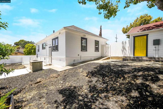 2718 Carmel St, Oakland CA: https://media.crmls.org/mediaz/17d6b8b0-25d8-4865-8921-786b23773266.jpg