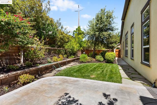 1101 Lafite Ct, Brentwood CA: https://media.crmls.org/mediaz/17d6f5ab-f665-47d9-ba03-47ed8a0f06c0.jpg