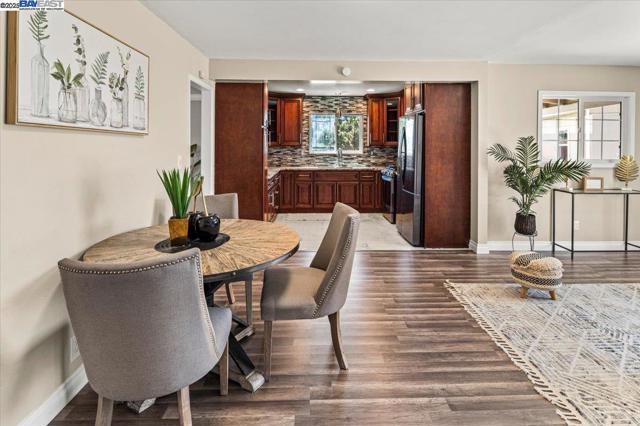 28399 CUBBERLEY CT, Hayward CA: https://media.crmls.org/mediaz/17d6ff76-7957-474f-a62b-c9faaad91d7a.jpg