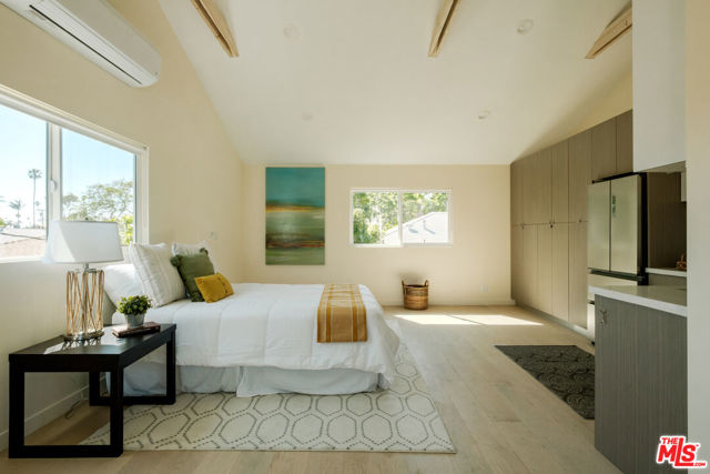856 858 Coeur D Alene Avenue, Venice CA: https://media.crmls.org/mediaz/17d71e35-c8ac-467c-9ed4-023c7a967bf1.jpg