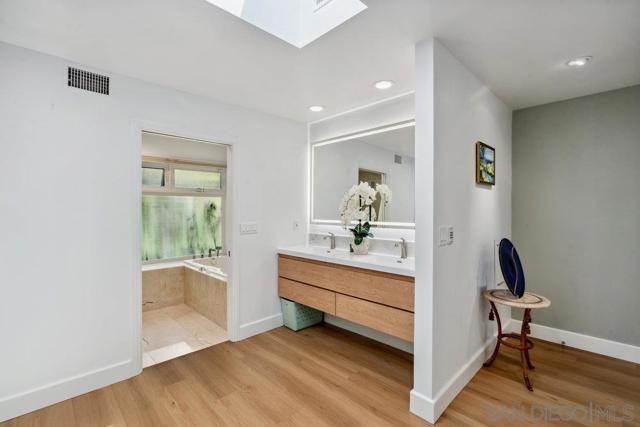 7645 Caminito Coromandel, La Jolla CA: https://media.crmls.org/mediaz/17d7457f-030f-4506-be96-72e42f30504a.jpg