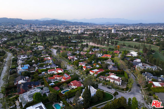 191 S Hudson Avenue, Los Angeles CA: https://media.crmls.org/mediaz/17dad917-0dff-4213-a002-bc890113c97f.jpg