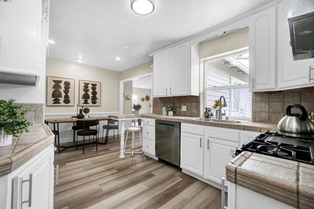 19157 San Miguel Ave, Castro Valley CA: https://media.crmls.org/mediaz/17db33c5-8838-46a3-bf02-4ba6efdffff9.jpg