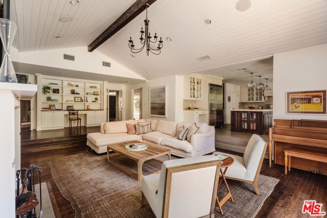 4237 Bluebell Avenue, Studio City CA: https://media.crmls.org/mediaz/17db6d28-fb05-48cf-9bbc-6f77a04f35b4.jpg