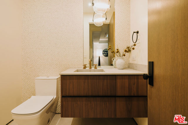 515 N Harper Avenue, Los Angeles CA: https://media.crmls.org/mediaz/17db9755-b65d-433c-a758-d8f43c2c626f.jpg