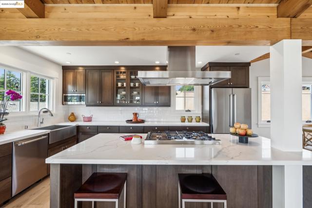 4428 Howe St, Oakland CA: https://media.crmls.org/mediaz/17dc484a-81c8-43d2-9f60-0081781e5f31.jpg