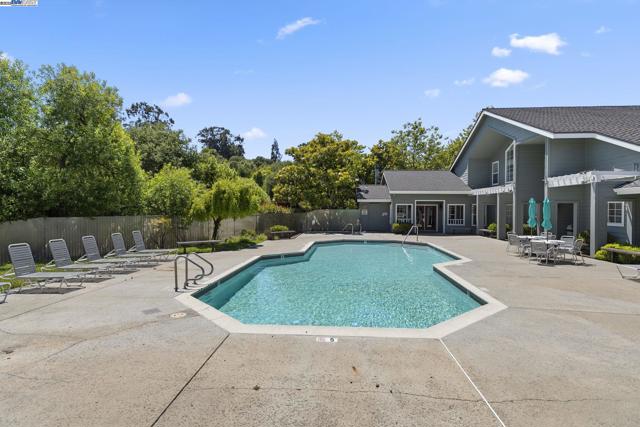 7710 Canyon Meadow Cir, Pleasanton CA: https://media.crmls.org/mediaz/17dcd04d-fe97-420e-9d1e-a48e85bef739.jpg