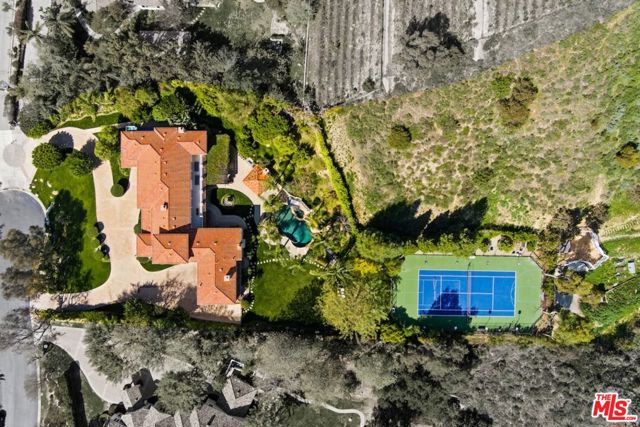 23593 Park South Street, Calabasas CA: https://media.crmls.org/mediaz/17dce441-c721-47dc-92c0-b276feba1fe3.jpg