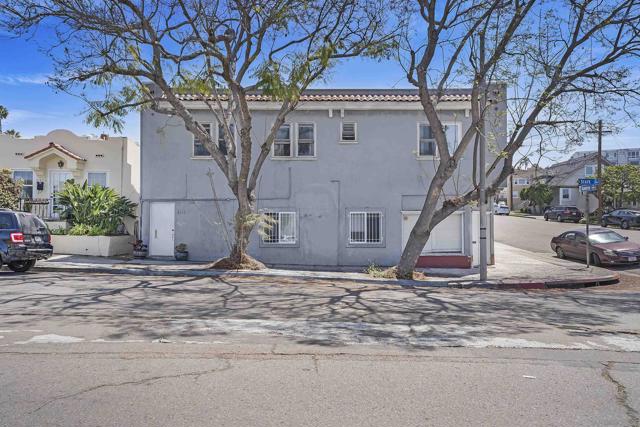 2311 State St, San Diego CA: https://media.crmls.org/mediaz/17dd9c54-18a1-4f38-acac-5450a4d29860.jpg