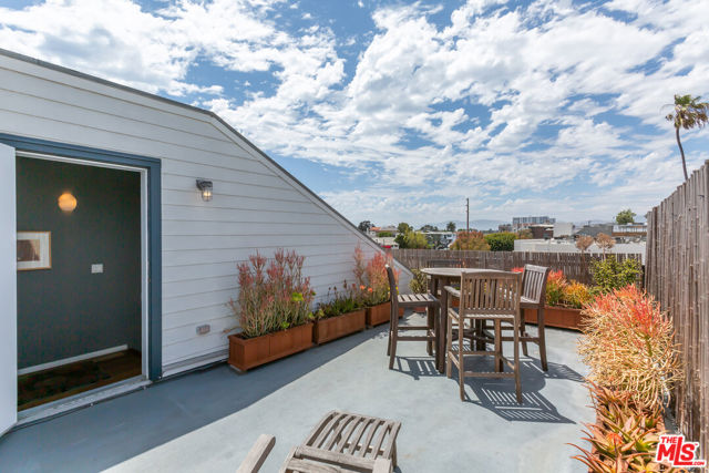 615 Hampton Drive, Venice CA: https://media.crmls.org/mediaz/17de1c31-a4a8-47f6-ac89-a11efa4c2569.jpg