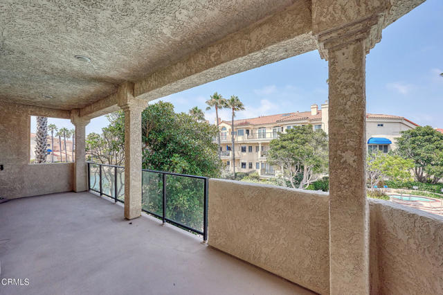 4229 Harbour Island Lane, Oxnard CA: https://media.crmls.org/mediaz/17df7a63-acc5-4b0e-9ff1-48be9307dfdb.jpg