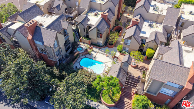 835 S Lucerne Boulevard, Los Angeles CA: https://media.crmls.org/mediaz/17df95b6-39f7-4867-bb22-573d1e18e352.jpg