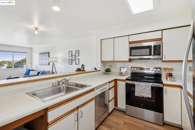 1205 Melville Sq, Richmond CA: https://media.crmls.org/mediaz/17dfc981-8d33-47db-a475-45de97812159.jpg