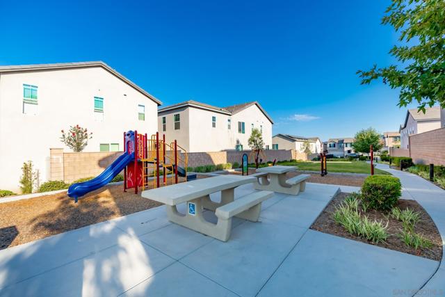 532 Enzo St, Lake Elsinore CA: https://media.crmls.org/mediaz/17e059a7-2bf2-49b9-b154-5f6283ba1013.jpg