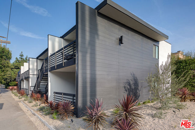 11680 W OHIO Avenue, Los Angeles CA: https://media.crmls.org/mediaz/17e1308e-99cc-4054-982a-a17f0695037a.jpg