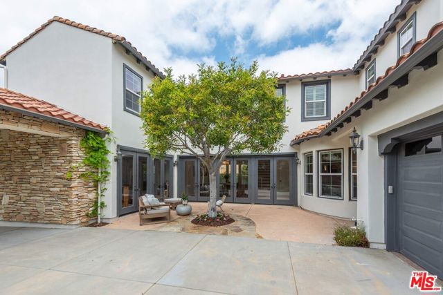 4110 Prado De Los Zorros, Calabasas CA: https://media.crmls.org/mediaz/17e22c11-1d72-473e-b753-dad788483e03.jpg