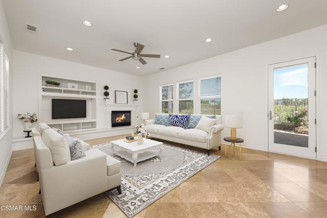 13290 Red Bird Court, Moorpark CA: https://media.crmls.org/mediaz/17e39f7a-7e65-480f-b710-a126f1764042.jpg