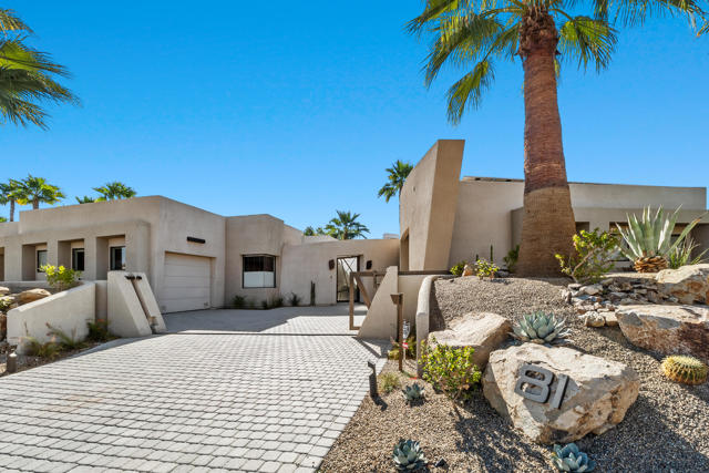 81 Royal Saint Georges Way, Rancho Mirage CA: https://media.crmls.org/mediaz/17e43b03-9b70-4de1-b661-fd01f12162e6.jpg