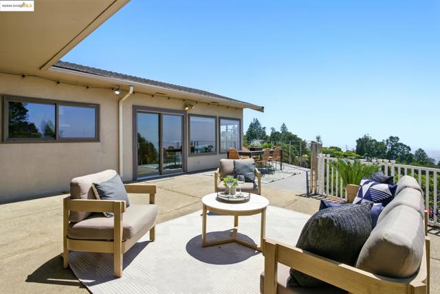 25 Holyrood Manor, Oakland CA: https://media.crmls.org/mediaz/17e4a909-95ca-432d-8b14-bdedc03e2ae7.jpg