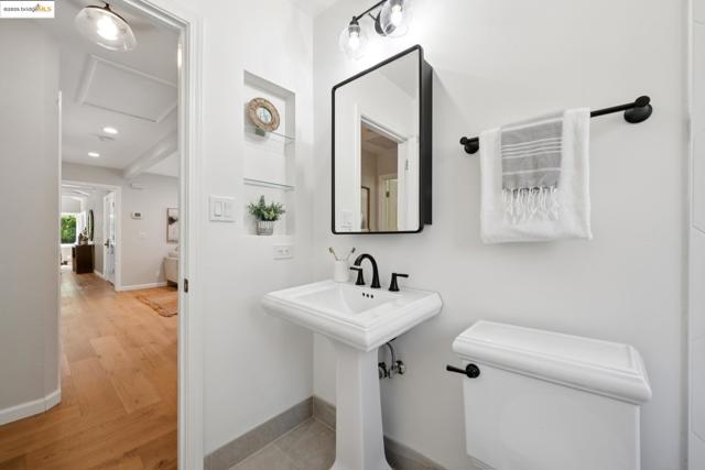 184 Lombardy Ln, Orinda CA: https://media.crmls.org/mediaz/17e62760-f9a8-4c4c-a10c-36502edc3bb6.jpg