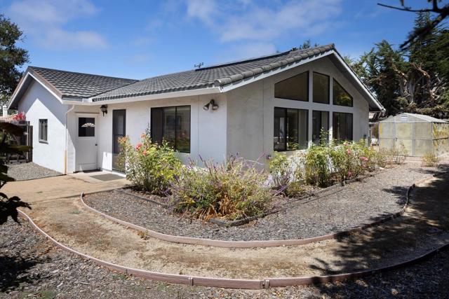 2161 Trapani Circle, Monterey CA: https://media.crmls.org/mediaz/17e6c657-5899-4548-8f39-1c8d2fd57783.jpg
