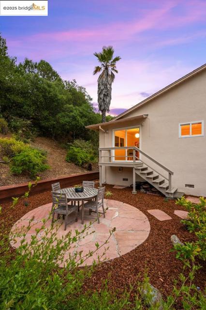 21 Maggiora Ct, Oakland CA: https://media.crmls.org/mediaz/17e859cb-015d-49f6-ac5a-9d314418299d.jpg