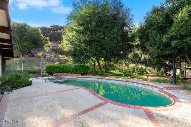 320 E Carlisle Road, Thousand Oaks CA: https://media.crmls.org/mediaz/17e934ad-7f7f-487e-a2b6-f7b6c041e1a3.jpg