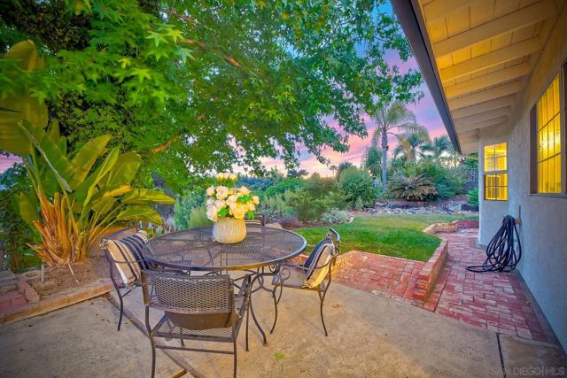 7219 Mimosa Dr, Carlsbad CA: https://media.crmls.org/mediaz/17e93d53-98e4-448b-91c0-a9db81d1f976.jpg