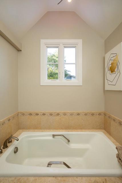 988 Menlo Avenue, Menlo Park CA: https://media.crmls.org/mediaz/17ea3902-d738-449f-b041-915fed5e6e25.jpg