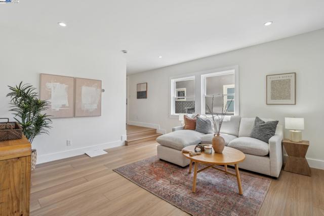 1129 WELLINGTON STREET, Oakland CA: https://media.crmls.org/mediaz/17ea7ad8-ff20-4e09-8ee7-14dbeb701ace.jpg