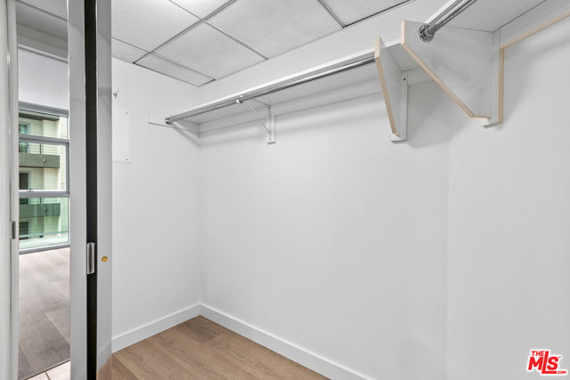 13700 Marina Pointe Drive, Marina del Rey CA: https://media.crmls.org/mediaz/17eac987-8fd1-4bbb-86b9-d18d948a943e.jpg