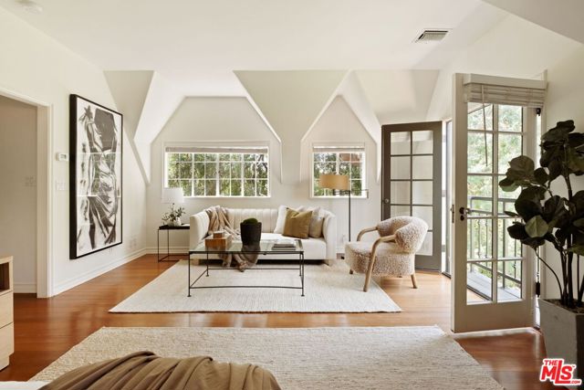 143 S Muirfield Road, Los Angeles CA: https://media.crmls.org/mediaz/17eaf95e-4732-492a-80f7-565e4909bf75.jpg